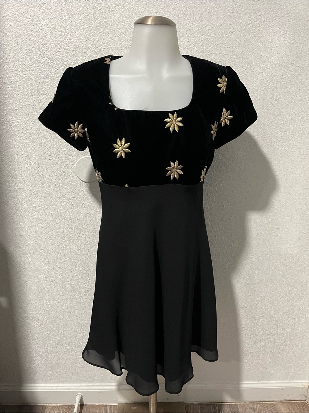 Vintage Jessica Howard Floral Embroidered Velvet Mini Dress Size 4 (Small)